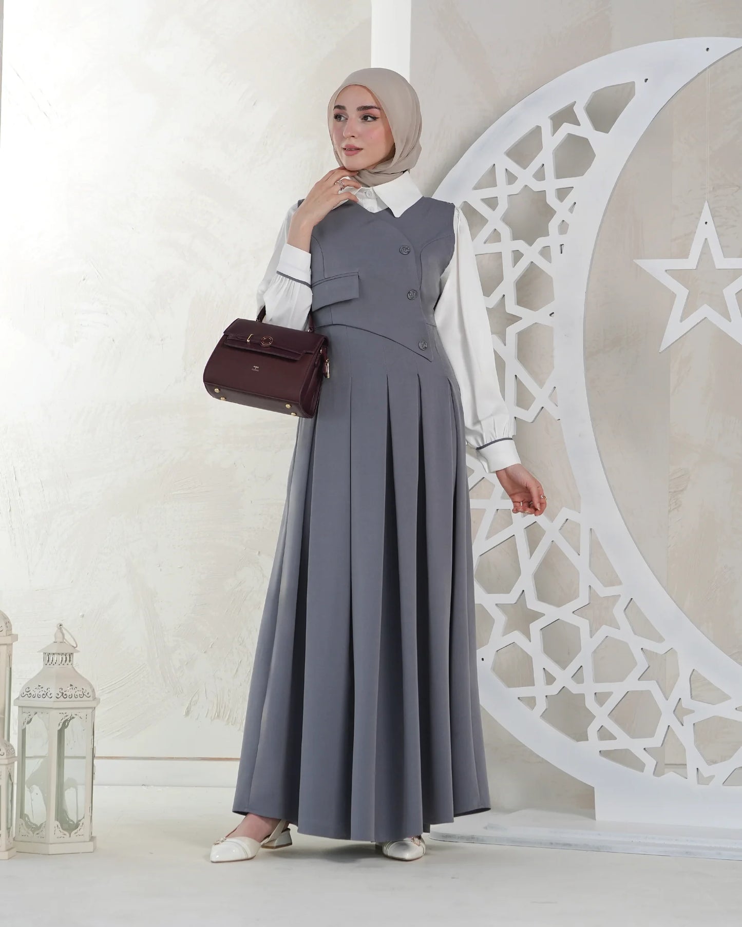 Lange tweedelige damesjurk met blouse en geplooide rok
