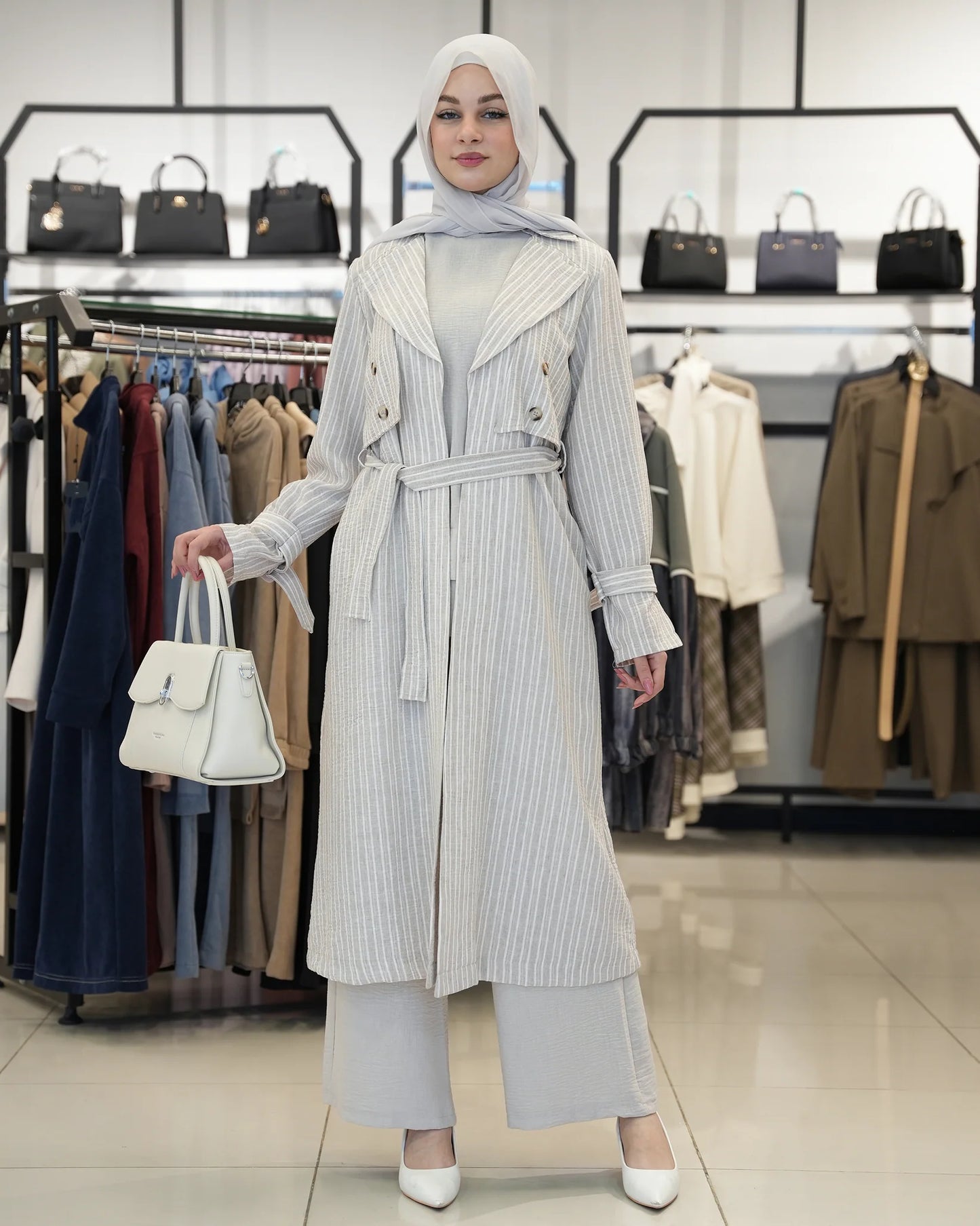 Elegante driedelige dames set met lange jas, blouse en broek met ceintuur