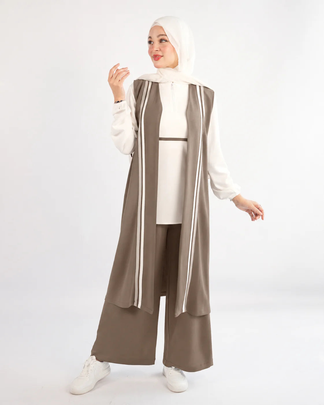 Elegante driedelige sportieve dames set met lang gilet, blouse en wijde broek