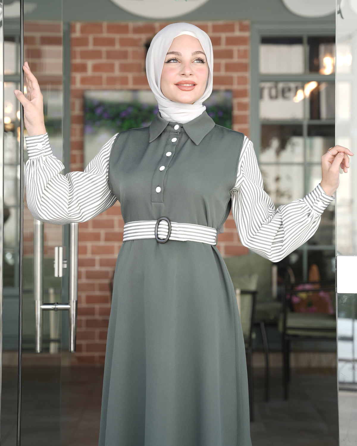 فستان أنيق بتفاصيل راقية