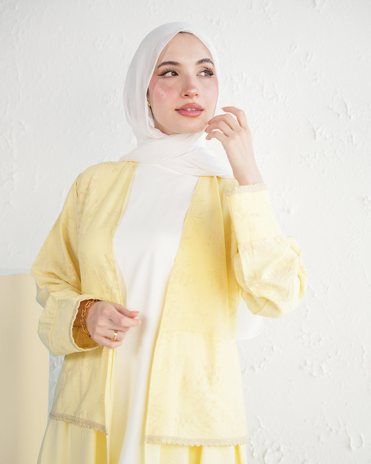 طقم ثلاث قطع مع كيمونو مطرّز