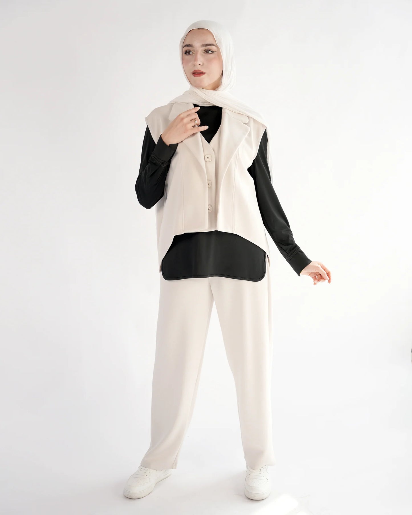 Elegante driedelige dames trainingsset met gilet, blouse en wijde broek