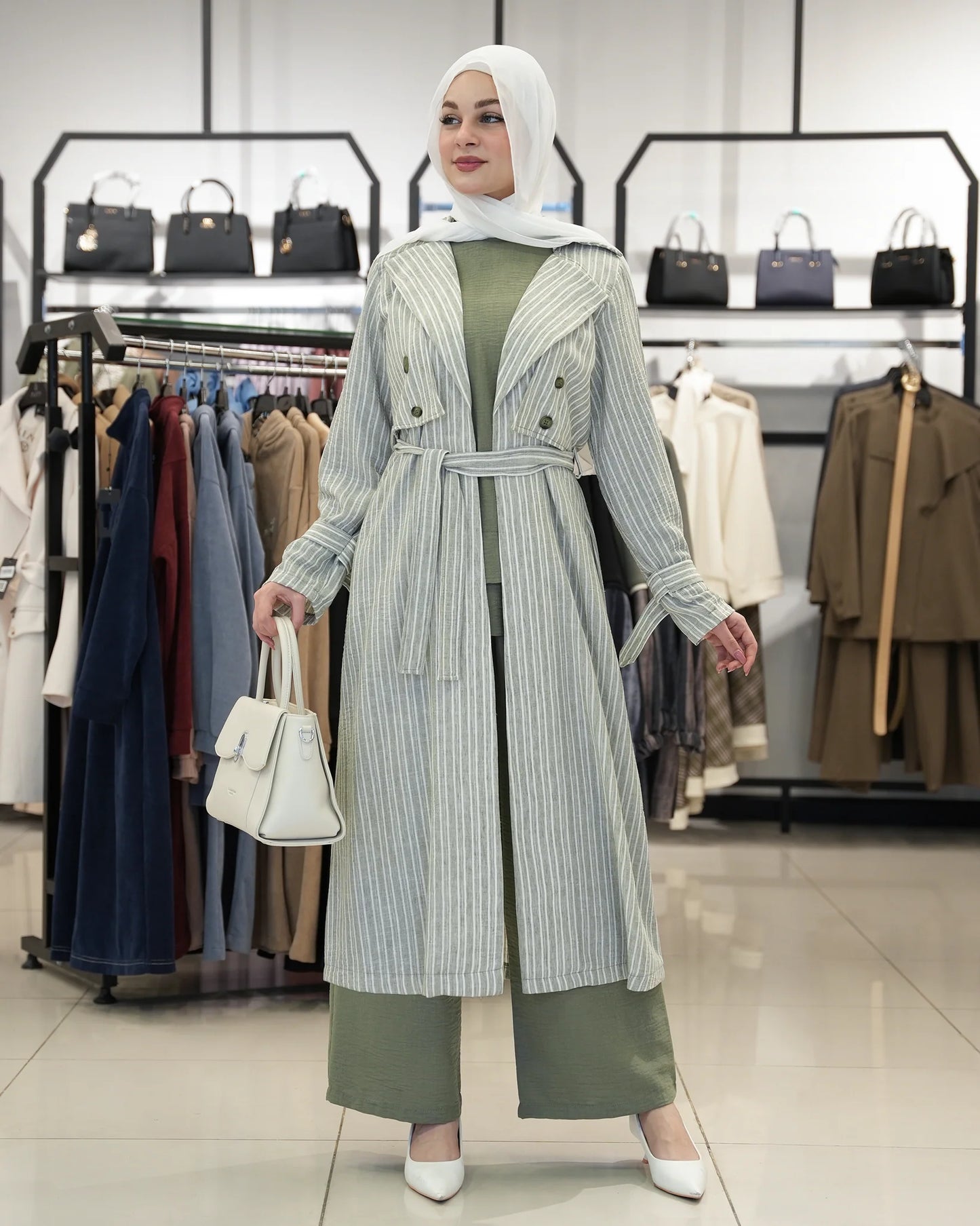Elegante driedelige dames set met lange jas, blouse en broek met ceintuur