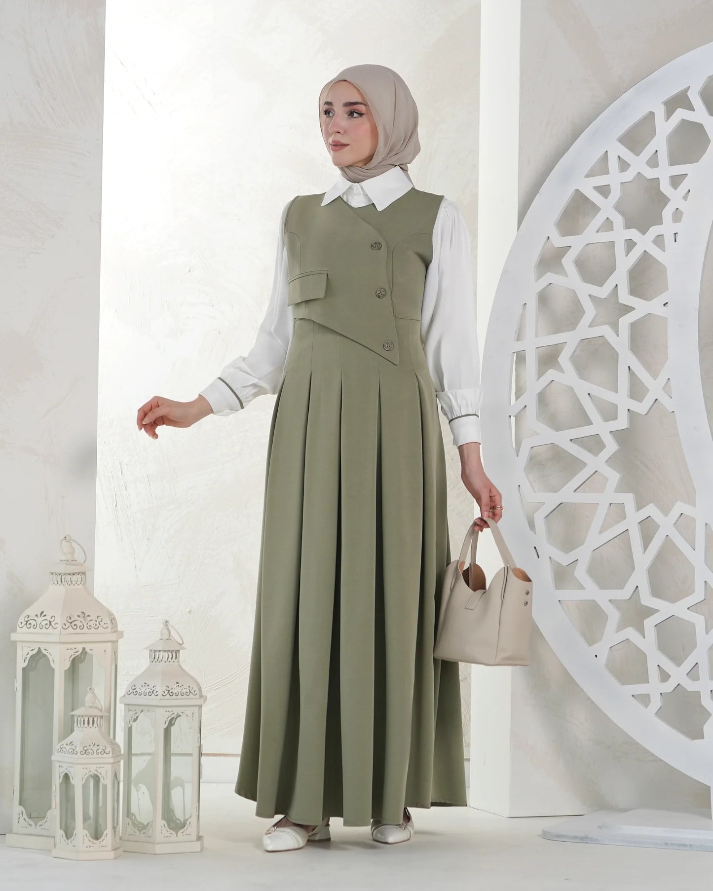 Lange tweedelige damesjurk met blouse en geplooide rok