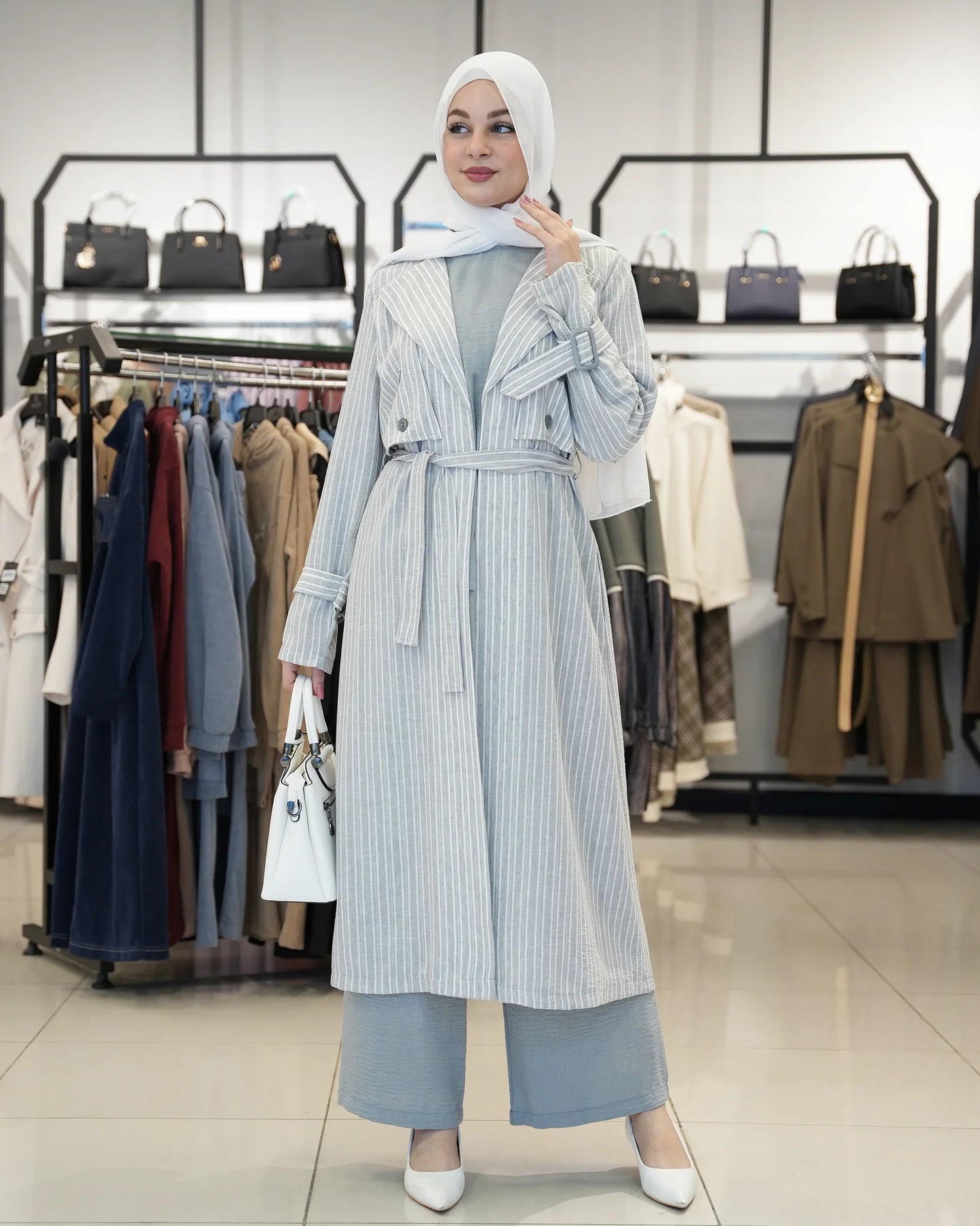 Elegante driedelige dames set met lange jas, blouse en broek met ceintuur