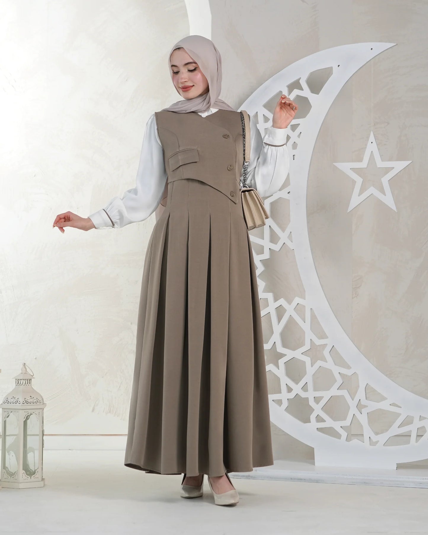 Lange tweedelige damesjurk met blouse en geplooide rok