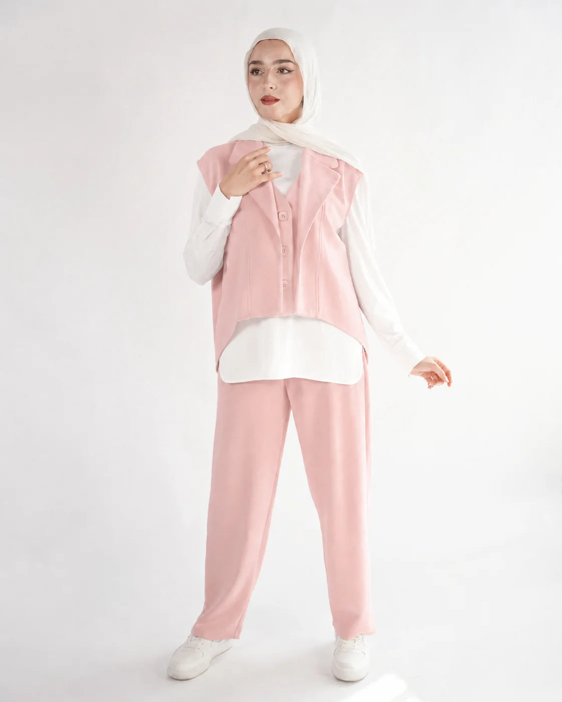 Elegante driedelige dames trainingsset met gilet, blouse en wijde broek