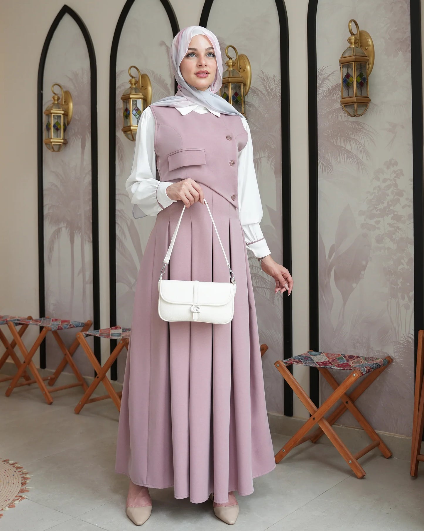 Lange tweedelige damesjurk met blouse en geplooide rok