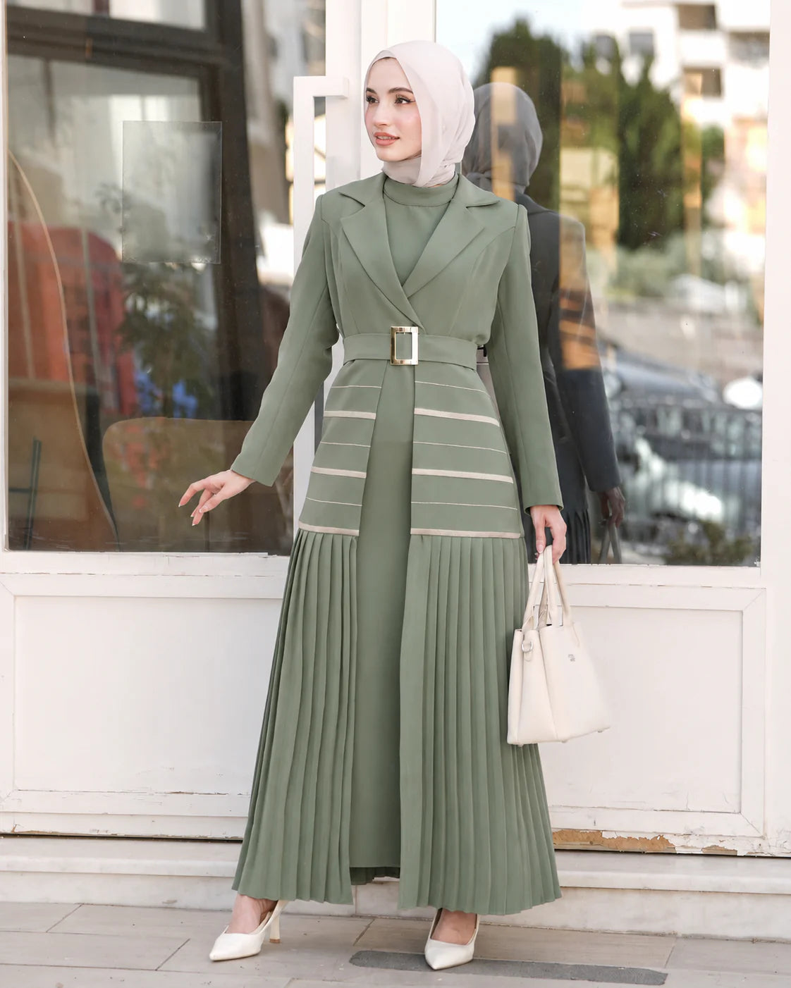 Elegante en bescheiden tweedelige dames set met verfijnde plooidetails